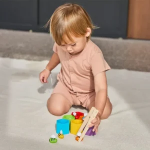 Abejas-en-la-colmena-Plantoys-nina-jugando