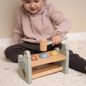 Banco-de-golpeo-con-bolas-Pequena-granja-Little-Dutch-nina-jugando
