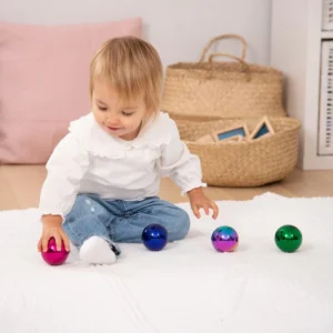 Bolas-sensoriales-misteriosas-de-colores-Tickit-nina-jugando