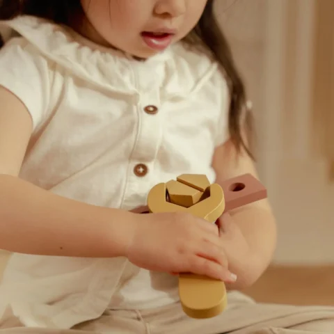 Caja-de-herramientas-nina-jugando