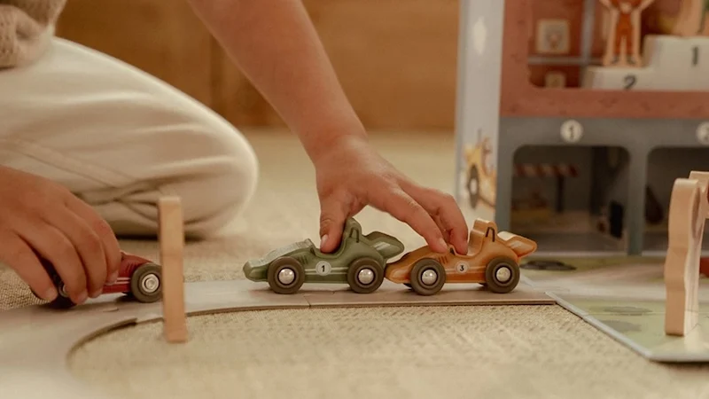 Caja-de-juego-con-pista-carreras-Little-Dutch-jugando