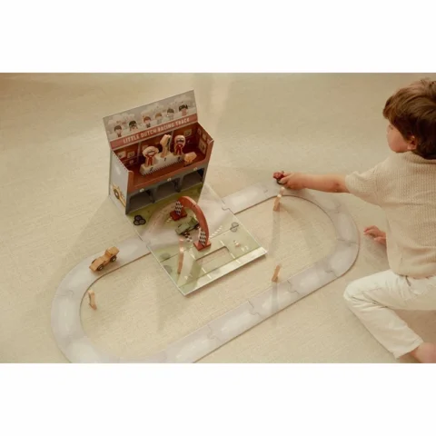 Caja-de-juego-con-pista-carreras-Little-Dutch-niño-jugando