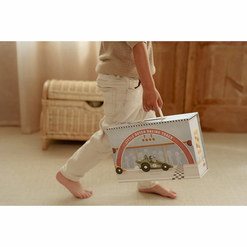Caja-de-juego-con-pista-carreras-Little-Dutch-niño-transportando-caja