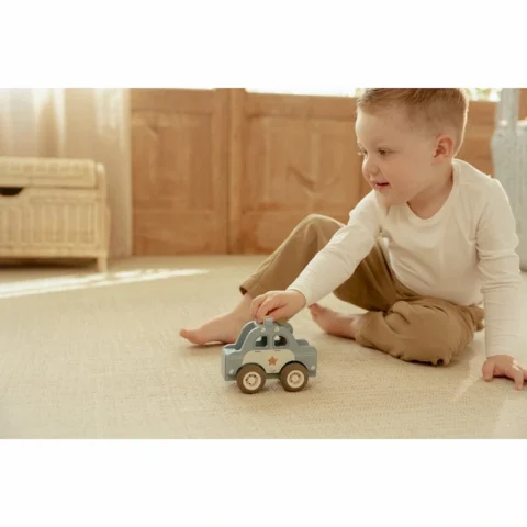 Coche-de-Policía-Little-Dutch-niño-jugando