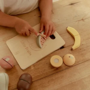 Frutas-de-madera-para-cortar-Little-Dutch-nina-cortando
