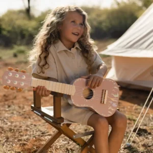 Guitarra-Rosa-de-madrea-Safari-Friends-Little-Dutch-con-nina