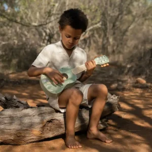 Guitarra-verde-de-madera-Safari-Friends-Little-Dutch-en-uso