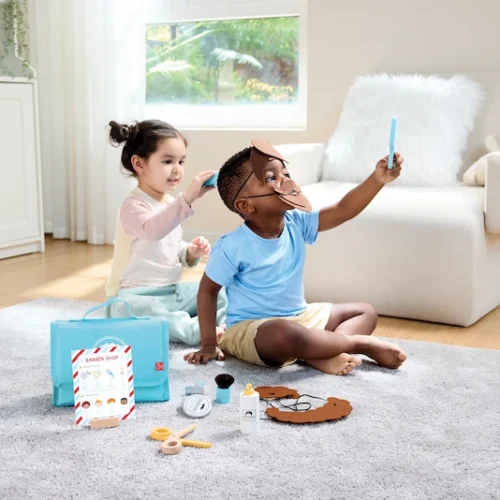 Niños jugando con el Maletín de Barbero Hape