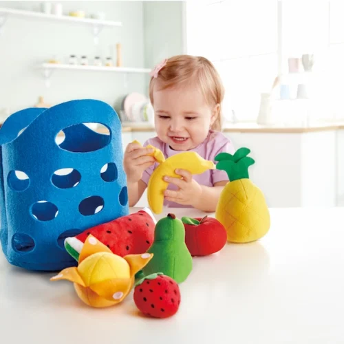 Hape-cesta-de-frutas-de-tela-nina-jugando