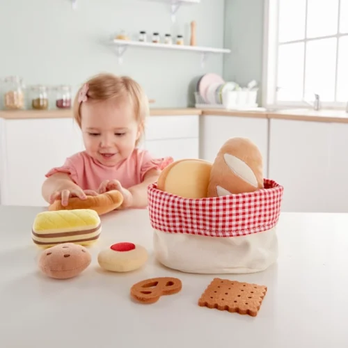 Hape-cesta-de-pan-de-tela-niña-jugando