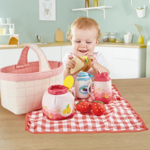 Hape-cesta-de-picnic-de-tela-nina-jugando