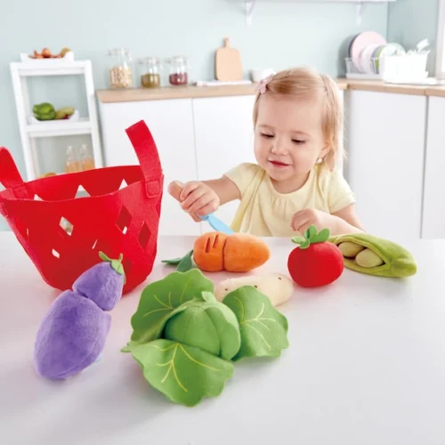 Hape-cesta-de-verduras-de-tela-nina-jugando