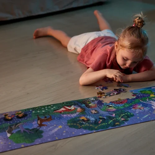 Niña jugando con el puzzle boque mágico de Hape