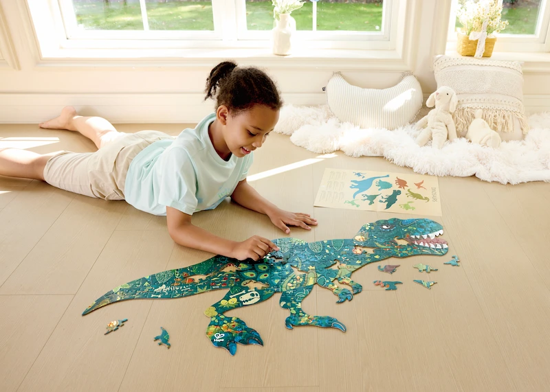 Hape-puzzle-brillante-dinosaurio-202piezas-nina-jugando