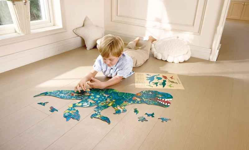 Hape-puzzle-brillante-dinosaurio-202piezas-niño-jugando