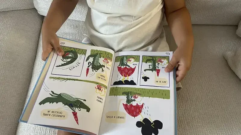 Niño leyendo cuento antes de ir a dormir