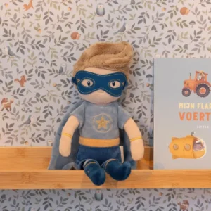Jim-Superheroe-Muneco-Blandito-Little-Dutch-en-estanteria