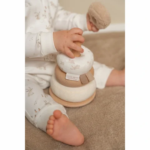 Jugando-con-Anillos-apilables-blanditos-Baby-Bunny-Little-Dutch