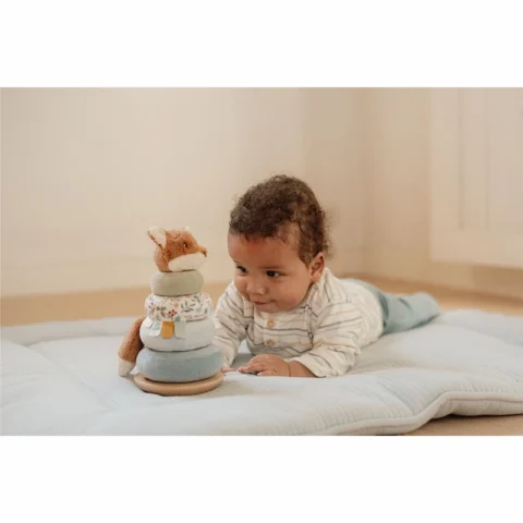 Jugando-con-Anillos-apilables-blanditos-Forest-Friends-Little-Dutch