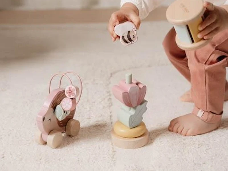 Jugando-con-Caja-de-regalo-madera-Fairy-Garden-Little-Dutch