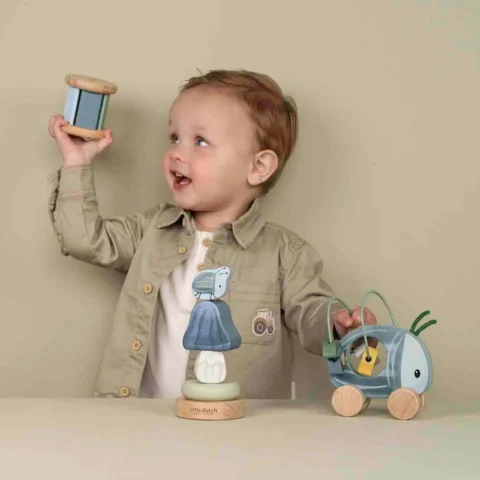 Jugando-con-Caja-regalo-madera-Forest-Friends-Little-Dutch