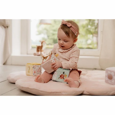 Jugando-con-Cubos-blanditos-apilables-Fairy-Garden-Little-Dutch