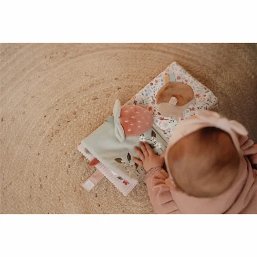 Jugando-con-Libro-blandito-de-actividades-Fairy-Garden-Little-Dutch