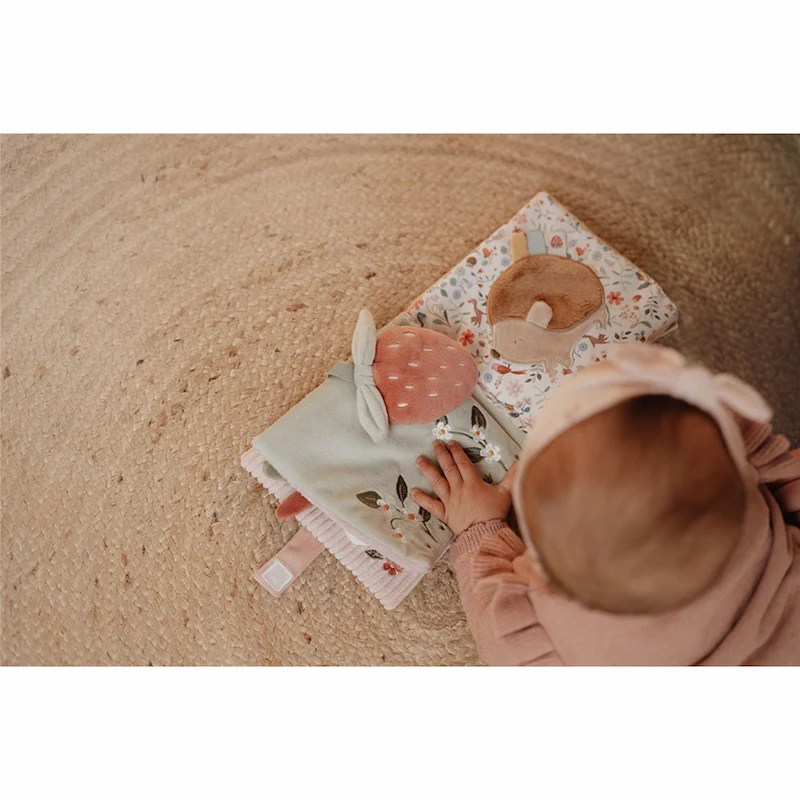 Jugando-con-Libro-blandito-de-actividades-Fairy-Garden-Little-Dutch