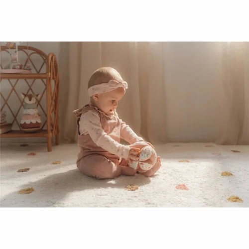 Jugando-con-Pelota-Montessori-Fairy-Garden-Little-Dutch