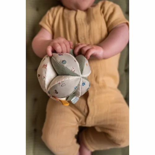 Jugando-con-Pelota-Montessori-Pequeña-Granja-Little-Dutch