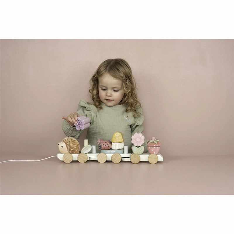Jugando-con-Tren-apilable-erizo-Fairy-Grarden-Little-Dutch