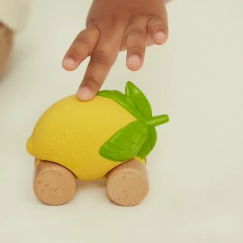 Lemon Baby Car de Oli&Carol niño jugando