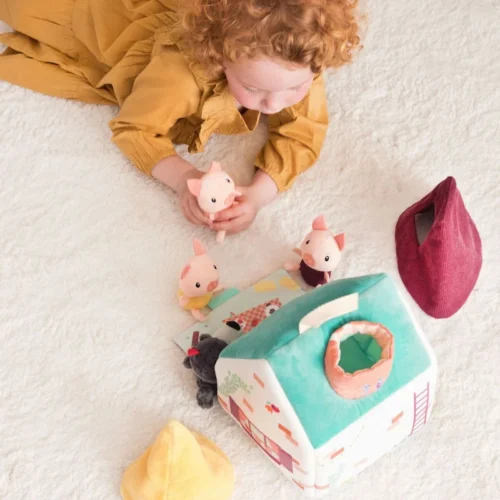Lilliputiens-la-casa-del-lobo-y-los-tres-cerditos-nina-jugando
