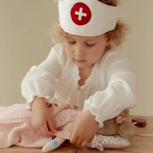 Maletín-de-doctor-Little-Dutch-niña-poniendo-tirita