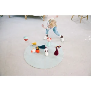 Mi-primer-juego-de-bolos-del-bosque-nina-jugando