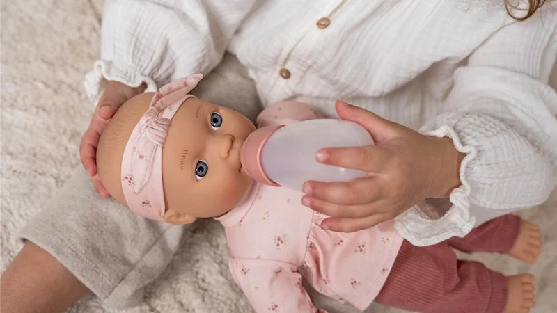 Muñeca-Lily-Little-Dutch-niña-jugando