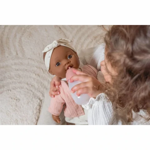 Muñeca-Noa-Little-Dutch-niña-jugando