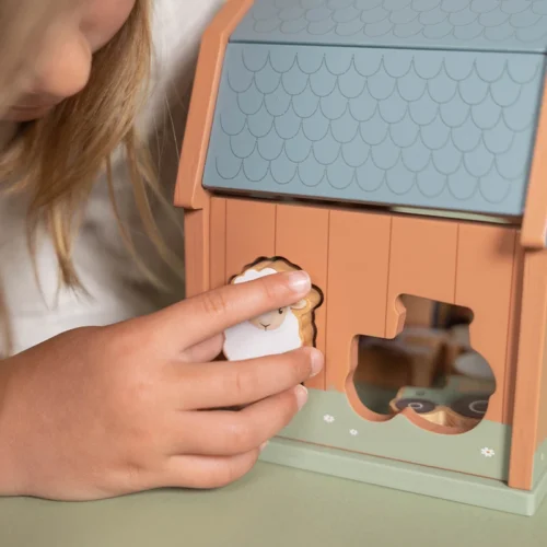 Niña-jugando-con-Encaja-las-formas-pequeña-granja-Little-Dutch