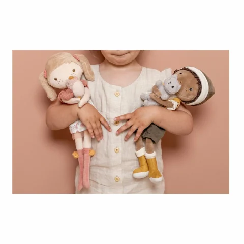 Nina-jugando-con-Jake-muneco-blandito-Little-Dutch