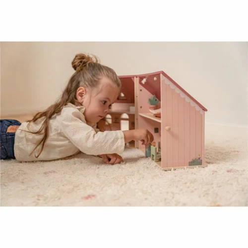 Niña-jugando-con-la-Casa-de-muñecas-de-madera-portable