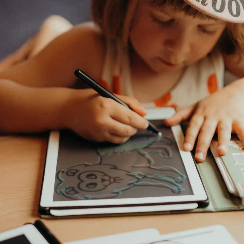 Nina-jugando-con-la-Kidydraw-mini-Animales-tableta-de-dibujo-para-niños