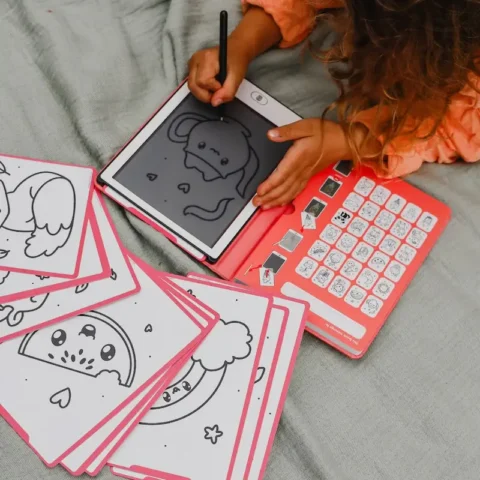 Niña-jugando-con-la-Kidydraw-mini-Kawai-tableta-de-dibujo-para-niños