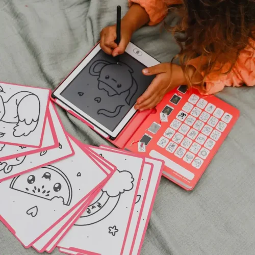 Niña-jugando-con-la-Kidydraw-mini-Kawai-tableta-de-dibujo-para-niños