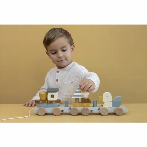 Niño-jugando-con-el-Tren-apilable-sailor-bay-Little-Dutch