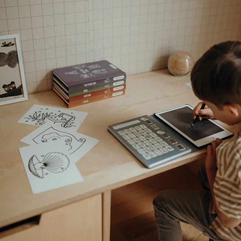 Niño-jugando-con-la-Kidydraw-mini-Piratas-tableta-de-dibujo-para-niños