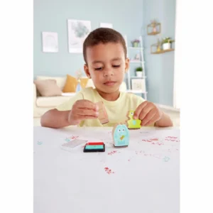 Nino-jugando-con-sellos-de-animales-Hape