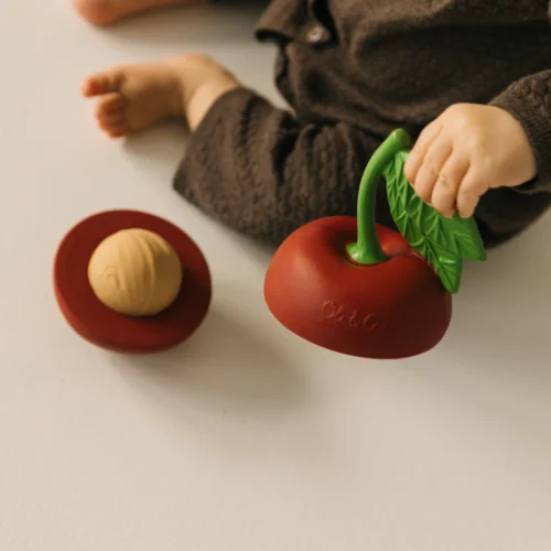 Oli&Carol-cherry-stack&bounce-nino-jugando