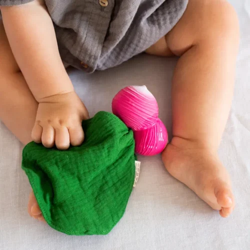 Ramona the Radish Mini Doudou-Teether bebe jugando
