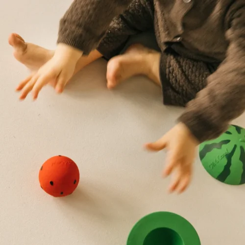 OliCarol-watermelon-stack&bounce-niño-jugando