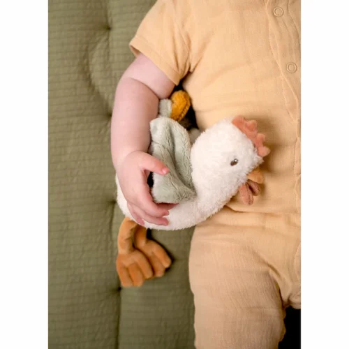 Peluche-Gallina-Pequena-Granja-17-cm-nino-jugando